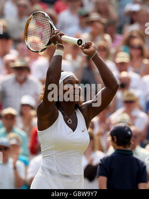 Tennis - Championnats de Wimbledon 2009 - dixième jour - le club de tennis et de croquet de pelouse de toute l'Angleterre.Serena Williams, aux États-Unis, célèbre son match de demi-finale contre Elena Dementieva, en Russie Banque D'Images