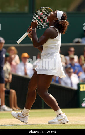 Tennis - Championnats de Wimbledon 2009 - dixième jour - le club de tennis et de croquet de pelouse de toute l'Angleterre.Serena Williams, aux États-Unis, célèbre son match de demi-finale contre Elena Dementieva, en Russie Banque D'Images