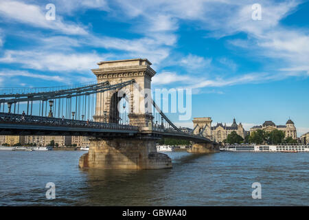 Le Pont des chaînes Széchenyi, un pont suspendu qui enjambe le Danube entre Buda et Pest, Budapest, Hongrie Banque D'Images