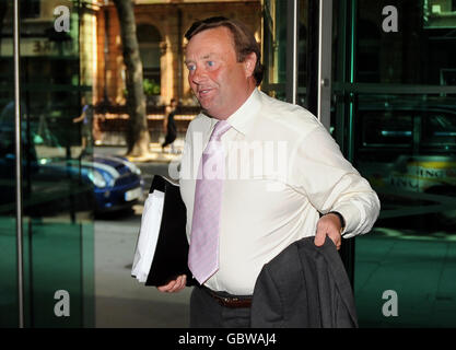 L'entraîneur de cheval de la reine Elizabeth II Nicky Henderson arrive au siège de la British Horse Authority sur Shaftesbury Avenue, Londres. Banque D'Images