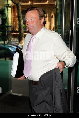 L'entraîneur de cheval de la reine Elizabeth II Nicky Henderson arrive au siège de la British Horse Authority sur Shaftesbury Avenue, Londres. Banque D'Images