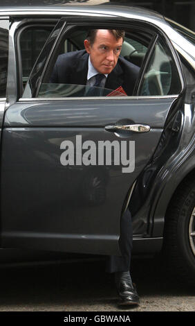 Lord Mandelson, premier secrétaire d'État et secrétaire d'État aux Affaires, à l'innovation et aux compétences, arrive pour une réunion du cabinet à Downing Street, Westminster, Londres. Banque D'Images