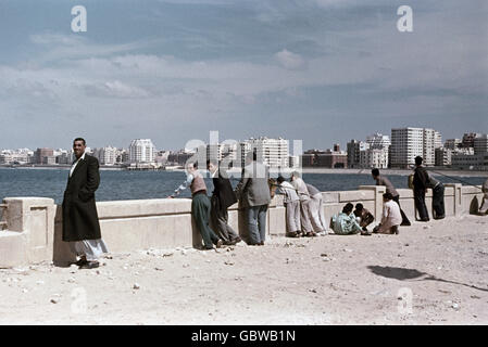 Géographie / Voyage, Egypte, Alexandrie, vue sur la ville / Cityscapes, personnes sur l'esplanade, 1956, droits supplémentaires-Clearences-non disponible Banque D'Images
