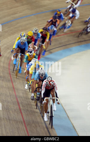 Cyclisme - Jeux Olympiques d'Athènes 2004 - course de points hommes - finale. Franz Stocherre, en Autriche, est en tête de file Banque D'Images