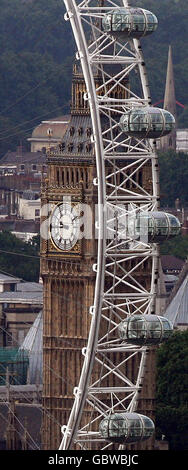 Une vue sur le London Eye et Big Ben prise de la Tour Cromwell sur le domaine Barbican, qui a marqué son 40ème anniversaire aujourd'hui en permettant aux médias de profiter de la vue sur Londres depuis la terrasse du toit. Banque D'Images