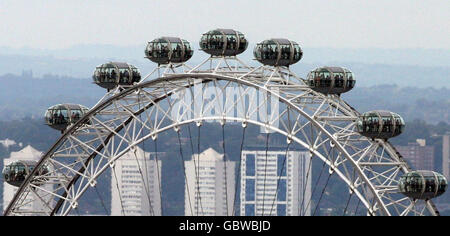 Une vue sur le London Eye prise de la Tour Cromwell sur le domaine Barbican, qui a marqué aujourd'hui son 40ème anniversaire en permettant aux médias de profiter de la vue sur Londres depuis la terrasse du toit. Banque D'Images