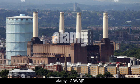 Une vue sur la station électrique Battersea prise de la Tour Cromwell sur le domaine Barbican, qui a marqué aujourd'hui son 40ème anniversaire en permettant aux médias de profiter de la vue sur Londres depuis la terrasse du toit. Banque D'Images