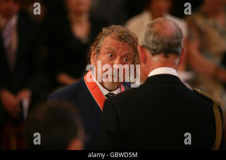 M. Robert Plant de Bewdley est fait CBE par le Prince de Galles au Palais de Buckingham. Banque D'Images