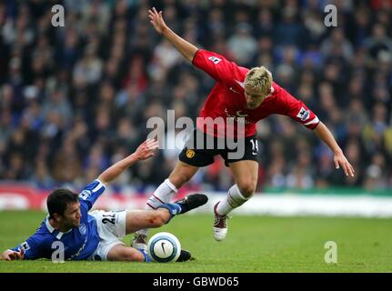 Damien Johnson (l) de Birmingham City glisse pour s'attaquer Alan Smith de Manchester United (r) Banque D'Images