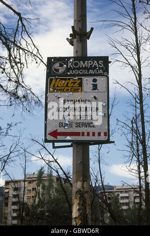 Événements, guerre de Bosnie 1992 - 1995, Mostar, signe avec des trous de balle, 1994, trous de tir, Bosnie-Herzégovine, Yougoslavie, guerres yougoslaves, Balkans, conflit, années 1990, 90, 20e siècle, historique, historique, droits additionnels-Clearences-non disponible Banque D'Images