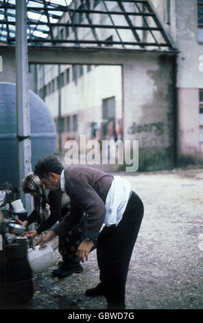 Événements, guerre de Bosnie 1992 - 1995, réfugiés dans les villages autour de Sarajewo à Posusje, Bosnie, 15.12.1992, Yougoslavie, guerres yougoslaves, Balkans, conflit, peuple, misère, années 1990, 90, 20e siècle, historique, historique, eau, Bosnie-Herzégovine, Bosnie-Herzégovine, droits additionnels-Clearences-non disponible Banque D'Images