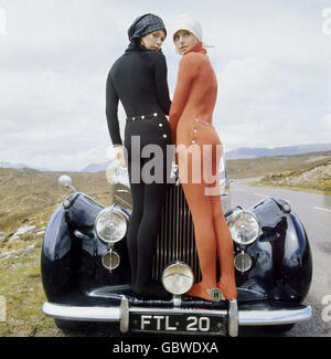 Mode, années 1960, deux jeunes femmes en costume debout sur une voiture de vétéran, pleine longueur, , droits additionnels-Clearences-non disponible Banque D'Images