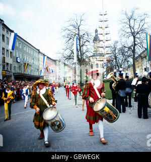 Reise nach Deutschland, Bayern. Voyage vers l'Allemagne, en Bavière. Traunstein an der Traun in den 1980er Jahren. Traunstein sur la rivière Traun dans les années 1980. Schwertertanz Traditioneller. Danse du sabre traditionnel. Banque D'Images