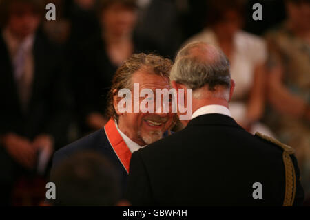 M. Robert Plant de Bewdley est fait CBE par le Prince de Galles au Palais de Buckingham. Banque D'Images