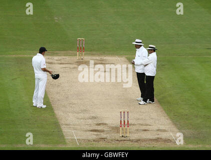 Le capitaine d'Angleterre Andrew Strauss (à gauche) remonstrates a mené les arbitres à la fin du troisième jour du premier match du npower Test à Sophia Gardens, à Cardiff. Banque D'Images