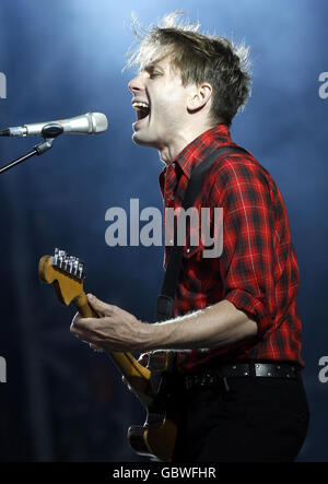 Le chanteur principal Franz Ferdinand Alex Kapranos se produit sur la scène principale pendant la première journée du festival de musique T in the Park. Banque D'Images