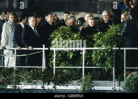 Géographie / voyage, Allemagne, réunification allemande, politiciens sur scène, pendant la cérémonie de l'unité allemande, en dehors de Reichstag, Berlin, 2.10.1990, droits supplémentaires-Clearences-non disponible Banque D'Images