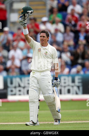 Marcus North en Australie célèbre son siècle lors du troisième jour du premier match de npower Test à Sophia Gardens, Cardiff. Banque D'Images