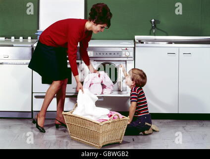 Ménage, lavage, mère avec son linge en lave linge, années 1960, , droits-supplémentaires-Clearences-non disponible Banque D'Images