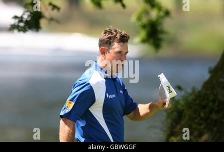 Lee Westwood, en Angleterre, sur le fairway au 18, lors du Barclays Scottish Open à Loch Lomond, en Écosse. Banque D'Images