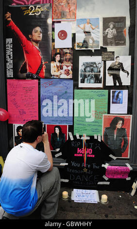 Michael Jackson meurt à l'âge de 50 ans.Les fans regardent un sanctuaire pour la star pop Michael Jackson devant un magasin HMV à Leicester Square, Londres. Banque D'Images