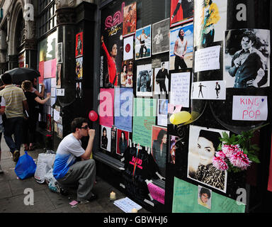 Michael Jackson meurt à l'âge de 50 ans.Les fans regardent un sanctuaire pour la star pop Michael Jackson devant un magasin HMV à Leicester Square, Londres. Banque D'Images