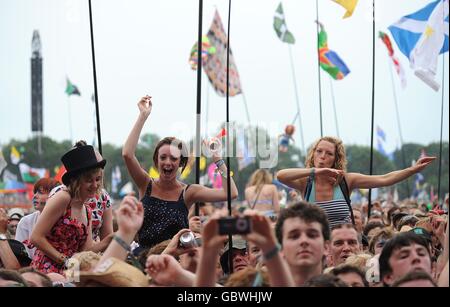 Les foules apprécient la représentation de Madness lors du festival Glastonbury 2009 à la ferme de Worry à Pilton, Somerset. Banque D'Images