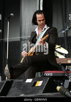 Nick Cave de Nick Cave et The Bad Seeds en représentation lors du festival Glastonbury de 2009 à la ferme digne de Pilton, Somerset. Banque D'Images