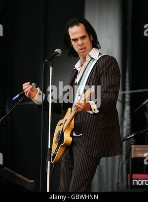 Nick Cave de Nick Cave et The Bad Seeds en représentation lors du festival Glastonbury de 2009 à la ferme digne de Pilton, Somerset. Banque D'Images