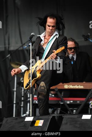 Nick Cave de Nick Cave et The Bad Seeds en représentation lors du festival Glastonbury de 2009 à la ferme digne de Pilton, Somerset. Banque D'Images