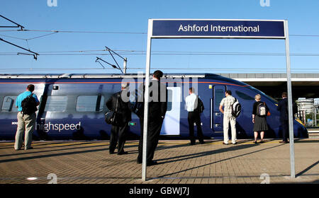 Les navetteurs attendent d'embarquer pour le premier service de train à grande vitesse « javelin » à 6 h 48 de la gare internationale d'Ashford à Kent à Londres, qui commence aujourd'hui. Banque D'Images