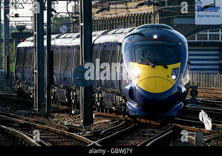 Le train à grande vitesse Hitachi de classe 395 arrive à la gare internationale d'Ashford dans le Kent, alors que les navetteurs ont un avant-goût du voyage à grande vitesse domestique au Royaume-Uni à partir d'aujourd'hui. Banque D'Images