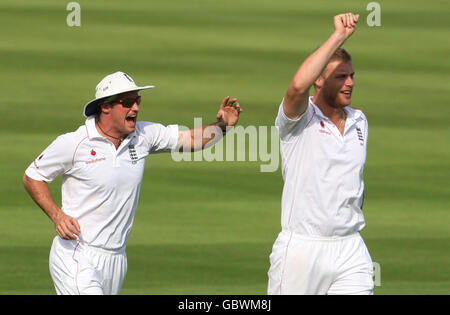 Le capitaine d'Angleterre Andrew Strauss (à gauche) célèbre avec Andrew Flintoff après que James Anderson ait pris le cricket du batteur du Warwickshire Ian Westwood lors d'un match amical à Edgbaston, Birmingham. Banque D'Images