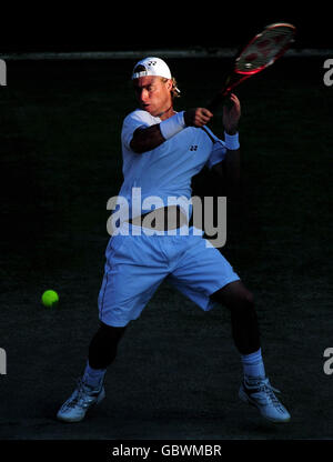 Lleyton Hewitt en Australie contre Andy Roddick aux États-Unis lors des championnats de Wimbledon au All England Lawn tennis and Croquet Club, Wimbledon, Londres. Banque D'Images