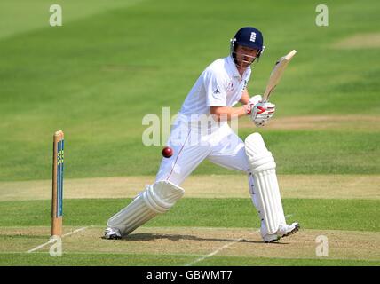 Cricket - amical - Premier jour - Warwickshire / Angleterre - Edgbaston. Paul Collingwood, en Angleterre, se batte contre Warwickshire Banque D'Images