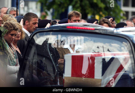 Les boureurs non identifiés réagissent alors que les cercueils du cavalier Joshua Hammond 18 et du lieutenant-colonel Rupert Thorneloe sont lentement conduits à travers la ville de Wooton Bassett dans le Wiltshire après avoir été rapatriés d'Afghanistan où ils sont morts la semaine dernière. L'Association de la presse n'a pas été en mesure d'obtenir l'identité des amateurs photographiés qui peuvent contenir des membres de la famille des deux hommes. Banque D'Images