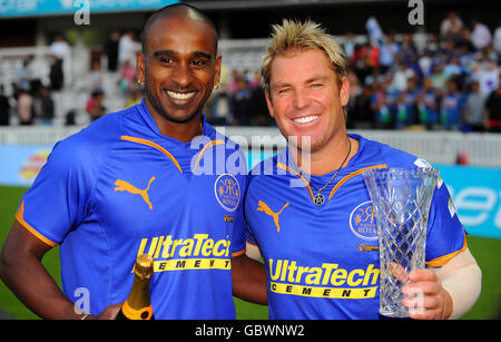 Cricket - Twenty20 Match - Middlesex Panters / Rajasthan Royals - Lord's.Rajasthan Royals capitaine Shane Warne avec l'homme du match Dimitri Mascarenhas Banque D'Images