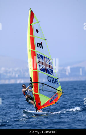 Voile - Jeux Olympiques d'Athènes 2004 - planche à voile pour femmes. Natasha Stusdepresse, Grande-Bretagne Banque D'Images