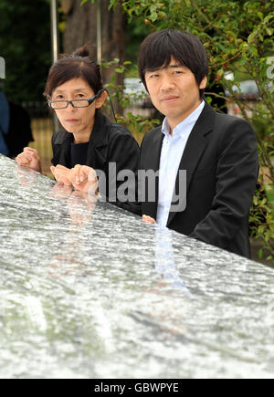 Les designers du Serpentine Gallery Pavilion, Kazuyo Sejima (à gauche) et Ryue Nishizawa, se tiennent à côté de leur création à la Serpentine Gallery de Kensington Gardens, dans l'ouest de Londres. Banque D'Images