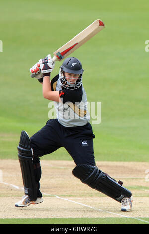 Cricket - ICC World Twenty20 Cup 2009 - demi-finale - Nouvelle-Zélande / Inde - Trent Bridge. Aimee Watkins, de la Nouvelle-Zélande, se batte contre l'Inde Banque D'Images