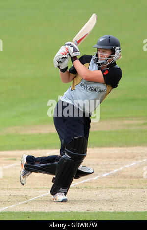 Cricket - ICC World Twenty20 Cup 2009 - demi-finale - Nouvelle-Zélande / Inde - Trent Bridge. Aimee Watkins, de la Nouvelle-Zélande, se batte contre l'Inde Banque D'Images