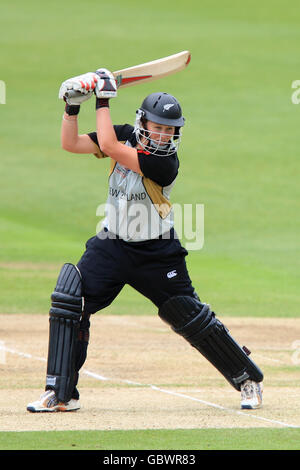 Cricket - ICC World Twenty20 Cup 2009 - demi-finale - Nouvelle-Zélande / Inde - Trent Bridge. Aimee Watkins, de la Nouvelle-Zélande, se batte contre l'Inde Banque D'Images