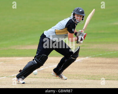 Cricket - ICC World Twenty20 Cup 2009 - demi-finale - Nouvelle-Zélande / Inde - Trent Bridge. Aimee Watkins, de la Nouvelle-Zélande, se batte contre l'Inde Banque D'Images