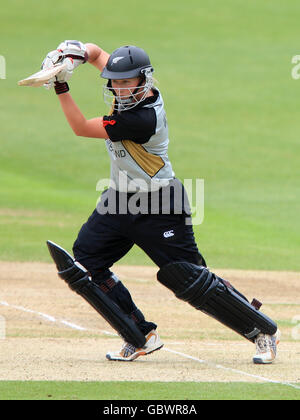 Cricket - ICC World Twenty20 Cup 2009 - demi-finale - Nouvelle-Zélande / Inde - Trent Bridge. Aimee Watkins, de la Nouvelle-Zélande, se batte contre l'Inde Banque D'Images