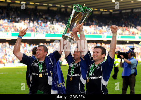 Rugby Union - Heineken Cup - final - Leicester Tigers / Leinster - Murrayfield.Jamie Heaslip de Leinster (à gauche) Rob Kearney et Gordon d'arcy (à droite) célébraient avec le trophey Banque D'Images