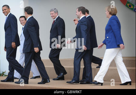 Les dirigeants du G8 quittent la scène après avoir posé pour leur photo de famille (de gauche à droite) le président des États-Unis Barack Obama, le premier ministre japonais Taro Aso, le président français Nicolas Sarkozy, le premier ministre canadien Stephen Harper, le président de la Russie Dmitry Medvedev, Le Premier ministre Silvio Berlusconi et la chancelière allemande Angela Merkel au Sommet du G8 à l'Aquila aujourd'hui. Banque D'Images