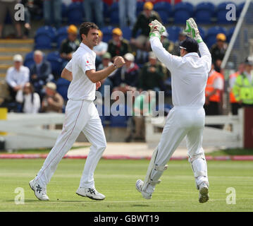 Le batteur d'Angleterre James Anderson célèbre avec Matthew Prior après avoir piégé le batteur australien Simon Katich LBW lors du troisième jour du premier match du npower Test à Sophia Gardens, à Cardiff. Banque D'Images