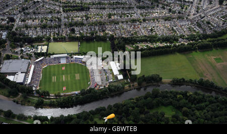 Une vue aérienne du premier jour du premier test de la série Ashes au stade SWALEC, Cardiff. Banque D'Images