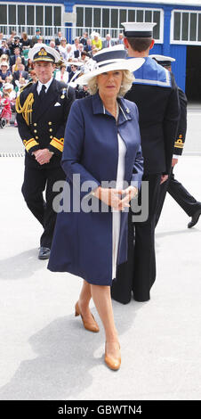 La Duchesse de Cornwall, dans son rôle de Commodore en chef, Royal Naval Medical Services, présente des médailles de campagne pour le service en Afghanistan au personnel médical du HMS excellent, Whale Island, Portsmouth. Banque D'Images