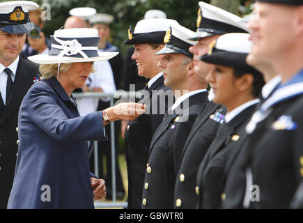 La Duchesse de Cornwall, dans son rôle de Commodore en chef, Royal Naval Medical Services, présente des médailles de campagne pour des services en Afghanistan au personnel médical du HMS excellent, Whale Island, Portsmouth. Banque D'Images